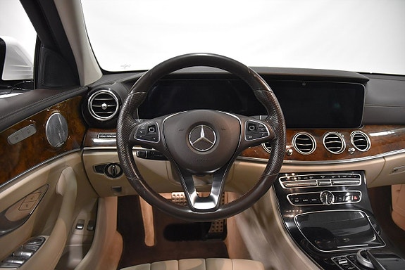 Mercedes-Benz E220 2 of 28