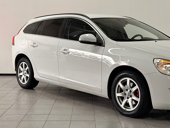 Volvo V60 2 of 26