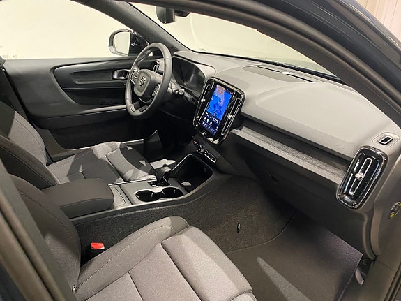 Volvo EX40 2 of 25