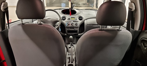 Toyota Yaris 9 of 9