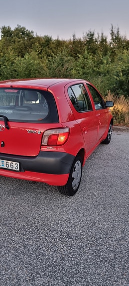 Toyota Yaris 3 of 9