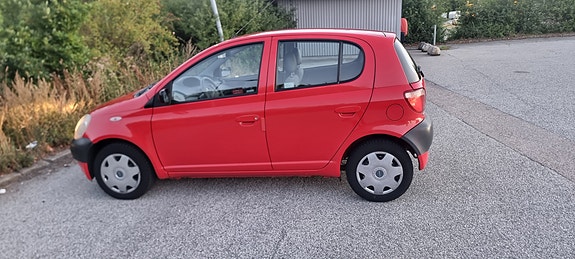 Toyota Yaris 5 of 9