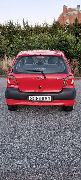 Toyota Yaris 2 of 9