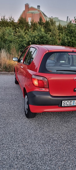 Toyota Yaris 4 of 9