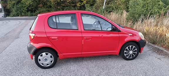 Toyota Yaris 6 of 9