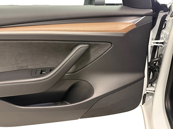 Tesla Model 3 9 of 19