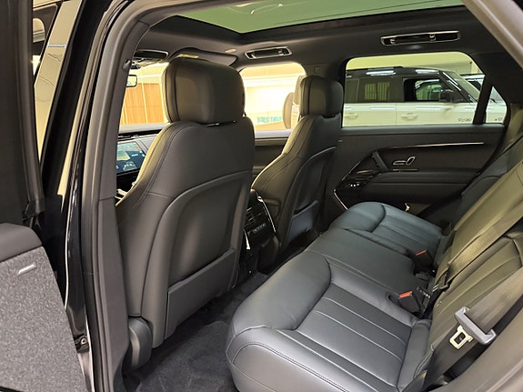Land Rover Range Rover Sport 18 of 24