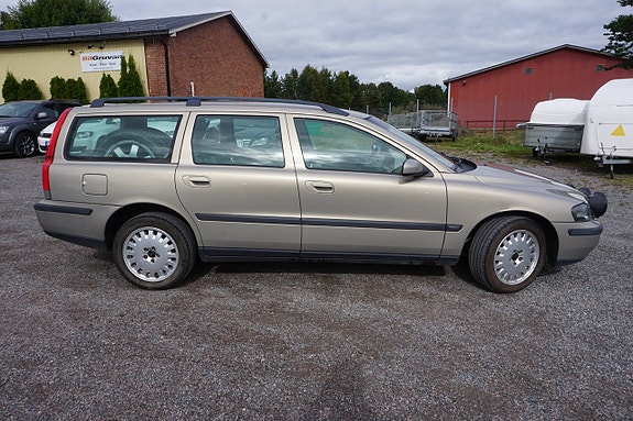 Volvo V70 2 of 7