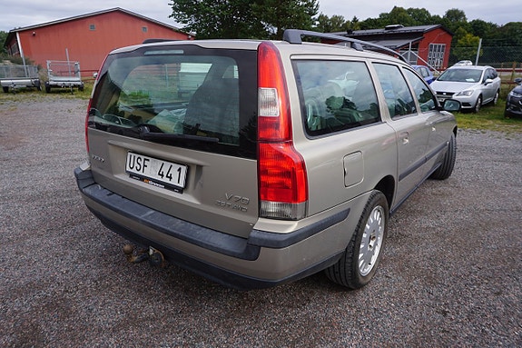 Volvo V70 3 of 7