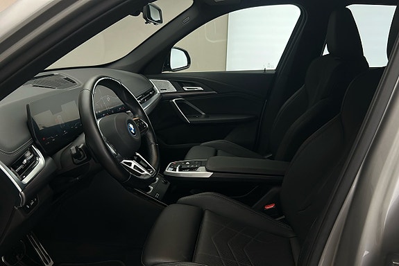 BMW iX1 10 of 25