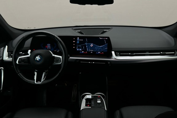 BMW iX1 6 of 25