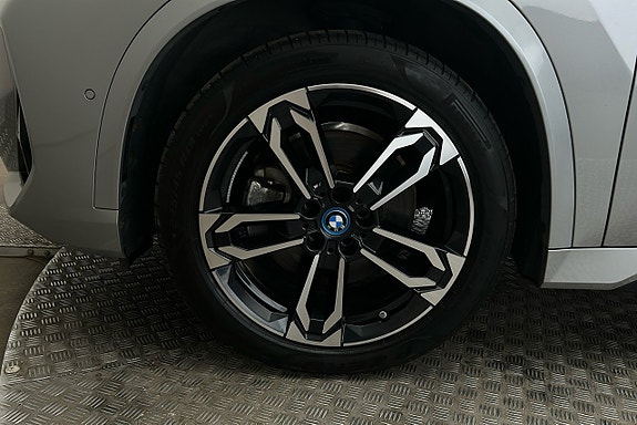 BMW iX1 12 of 25