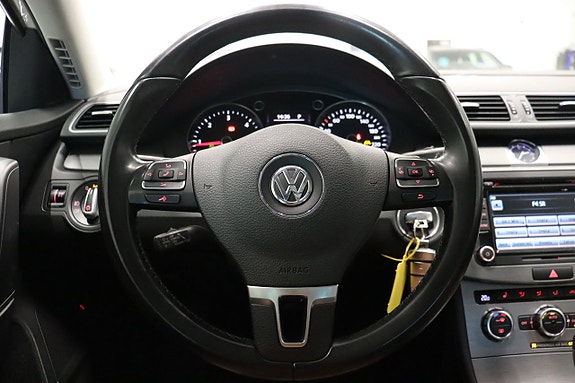 Volkswagen Passat 14 of 30