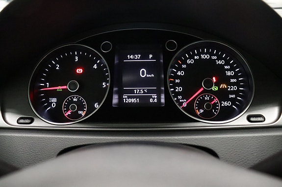 Volkswagen Passat 18 of 30