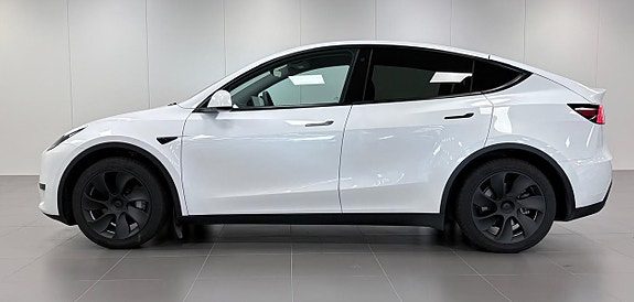 Tesla Model Y 6 of 17