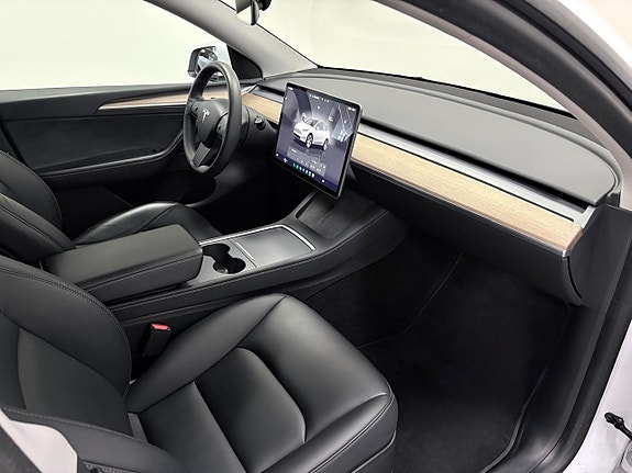 Tesla Model Y 12 of 17