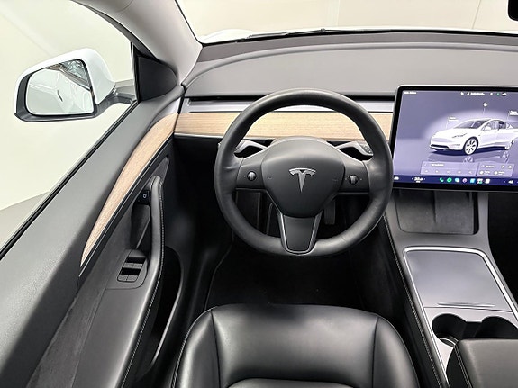 Tesla Model Y 15 of 17