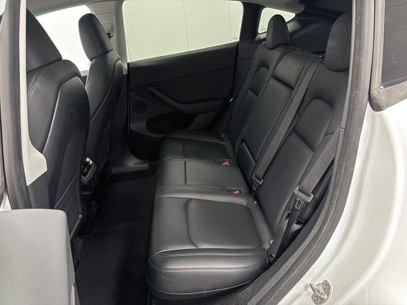 Tesla Model Y 13 of 17