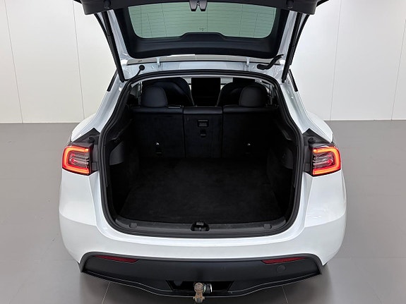 Tesla Model Y 9 of 17