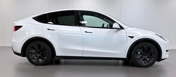 Tesla Model Y 5 of 17