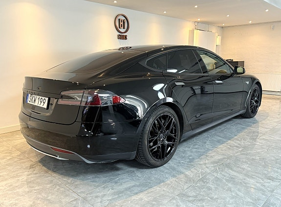 Tesla Model S 4 of 17