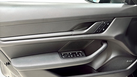 Porsche Taycan 4 11 of 13