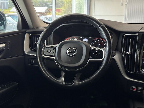 Volvo XC60 12 of 25