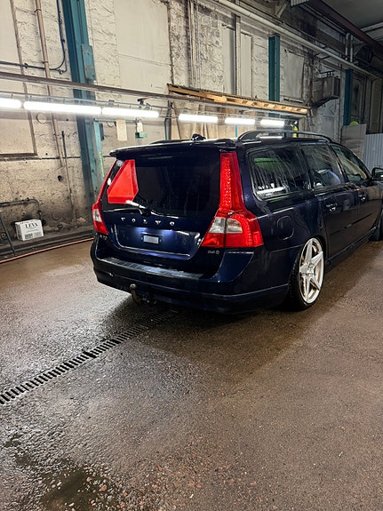 Volvo V70 2 of 8