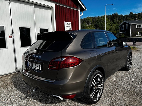 Porsche Cayenne 4 of 11