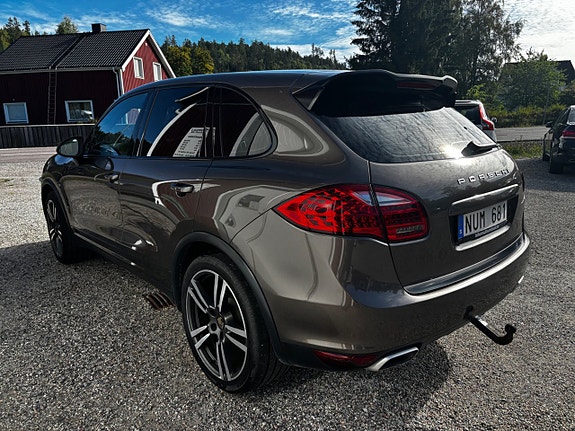 Porsche Cayenne 3 of 11