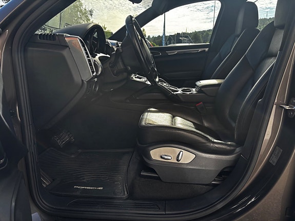 Porsche Cayenne 10 of 11