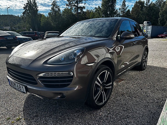Porsche Cayenne 2 of 11