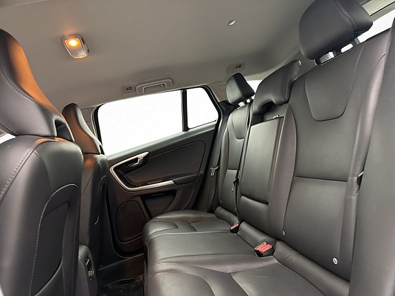 Volvo V60 Cross Country 13 of 26