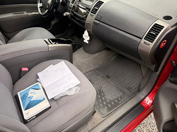 Toyota Prius 7 of 19