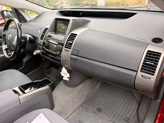 Toyota Prius 8 of 19