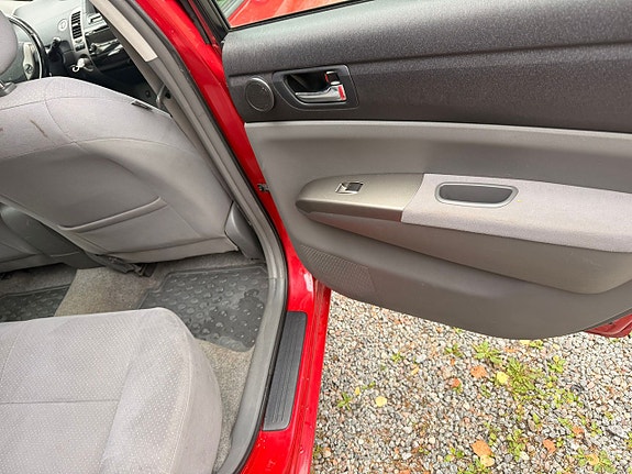 Toyota Prius 6 of 19