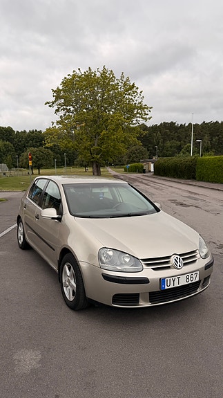 Volkswagen Golf V 2 of 10
