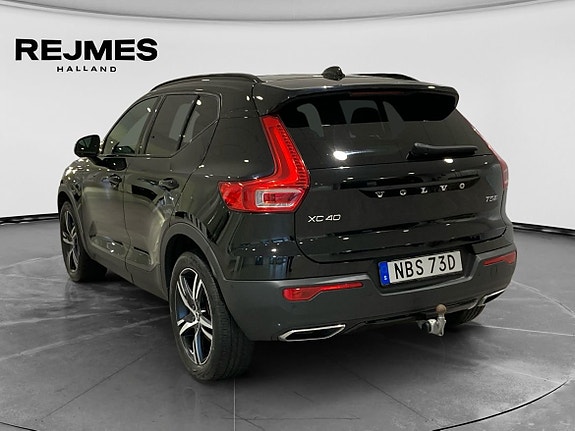 Volvo XC40 2 of 15