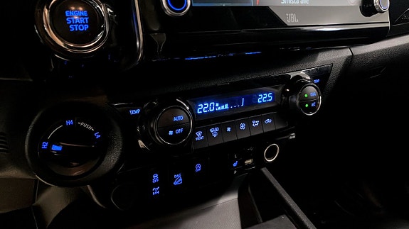 Toyota HiLux 13 of 26