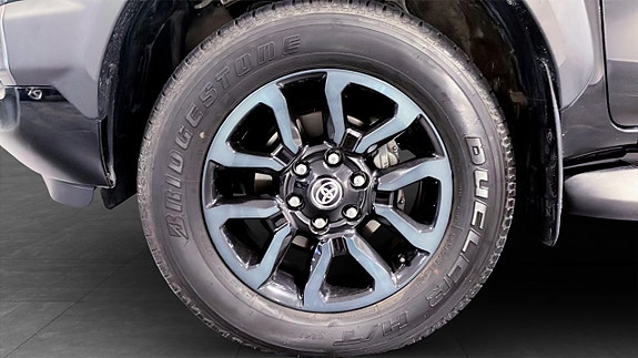 Toyota HiLux 9 of 26