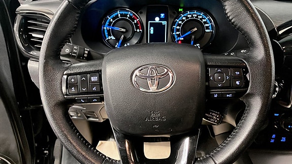 Toyota HiLux 15 of 26