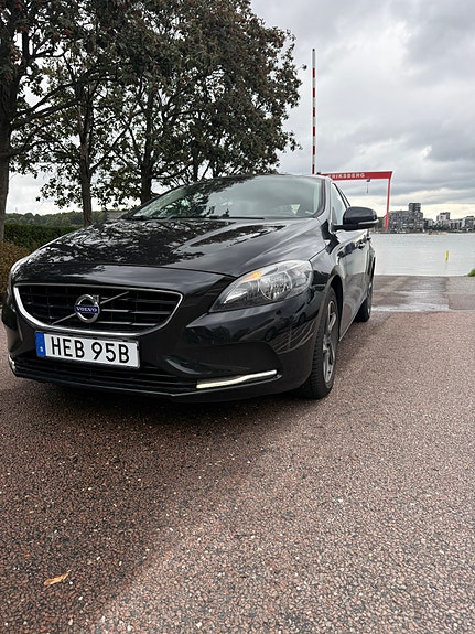 Volvo V40 2 of 15