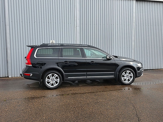 Volvo XC70 2 of 17