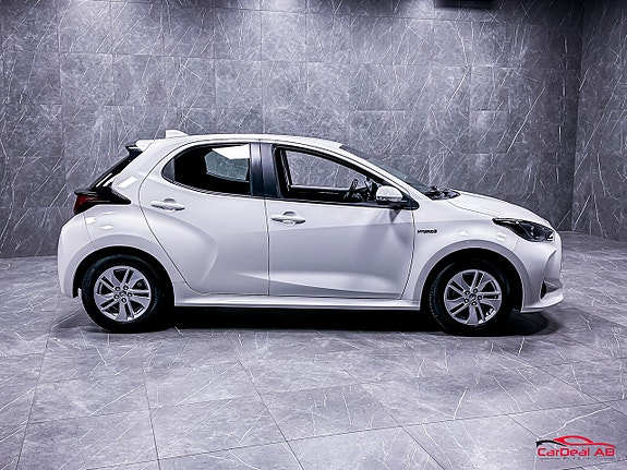 Toyota Yaris 8 of 24