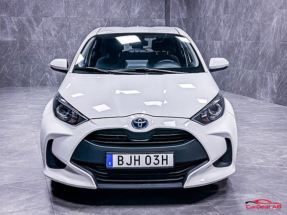 Toyota Yaris 2 of 24