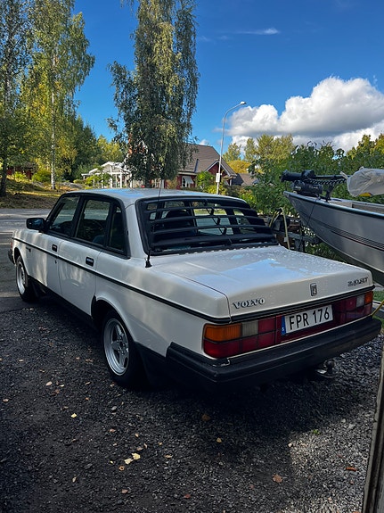 Volvo 240 2 of 6