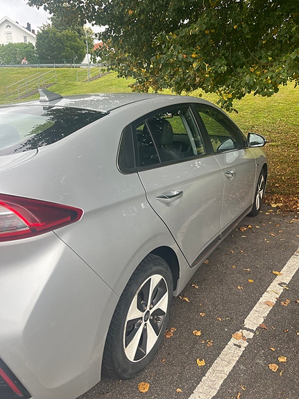 Hyundai IONIQ 2 of 6