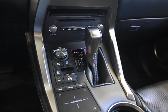 Lexus NX300h 15 of 18