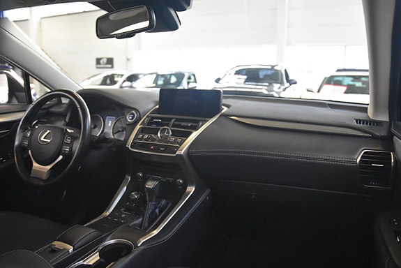 Lexus NX300h 9 of 18