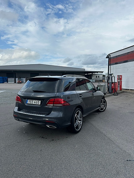 Mercedes-Benz GLE350 d 2 of 6